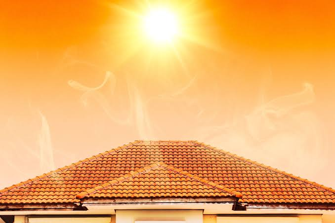Techo de una vivienda bajo el sol
